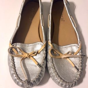 🖤 Silver driving shoes loafers: Shoe Dazzle